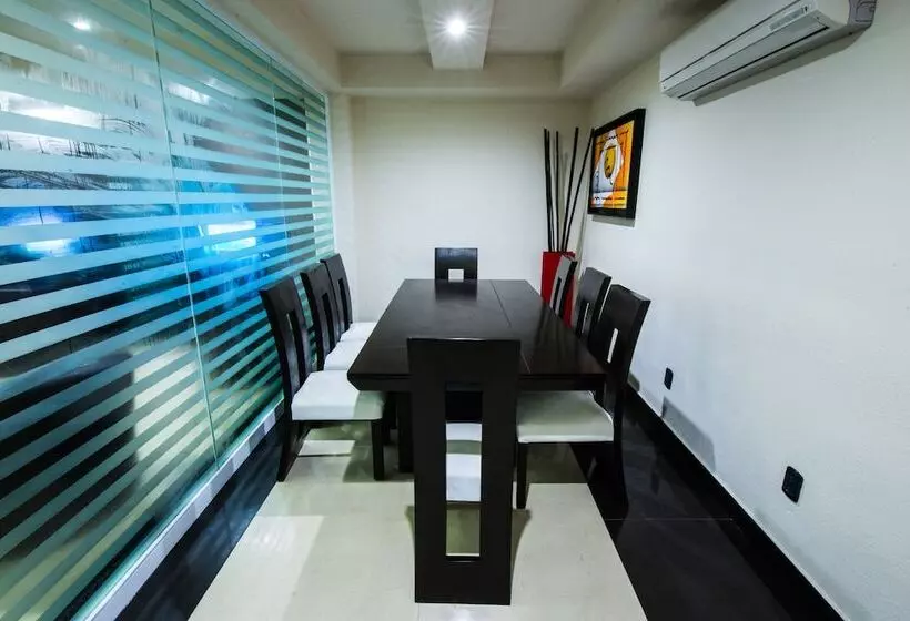 בית מלון כפרי Portonovo Plaza Malecon