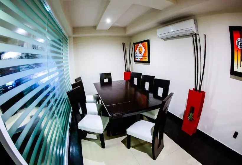 בית מלון כפרי Portonovo Plaza Malecon