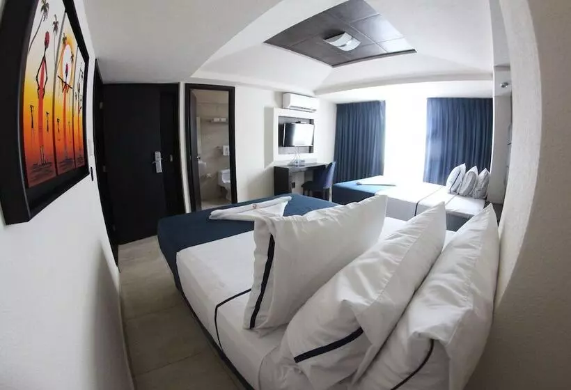 בית מלון כפרי Portonovo Plaza Malecon