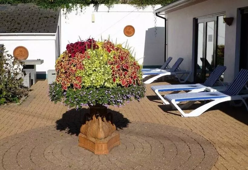 Отель The Norfolk Lodge