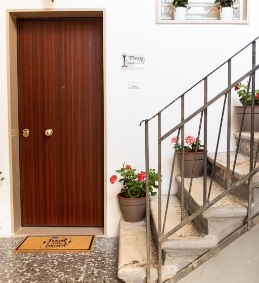 تختخواب و صبحانه Tizzy Apartment & Rooms