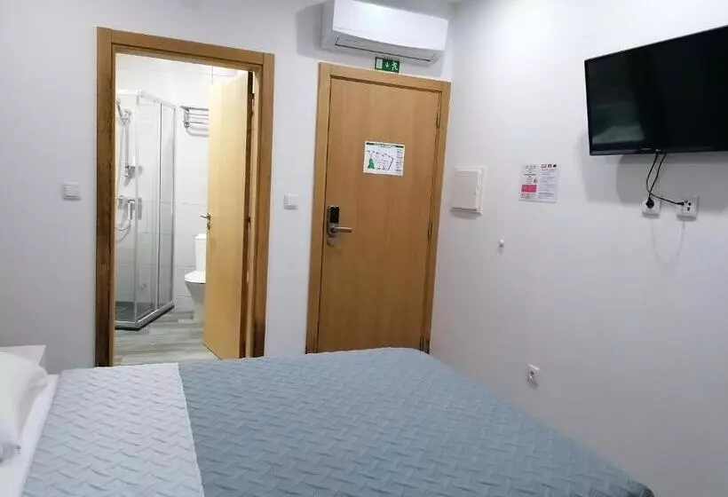 پانسیون Alojamento Girassol   Guest House   Quarto Com Casa De Banho Privativa
