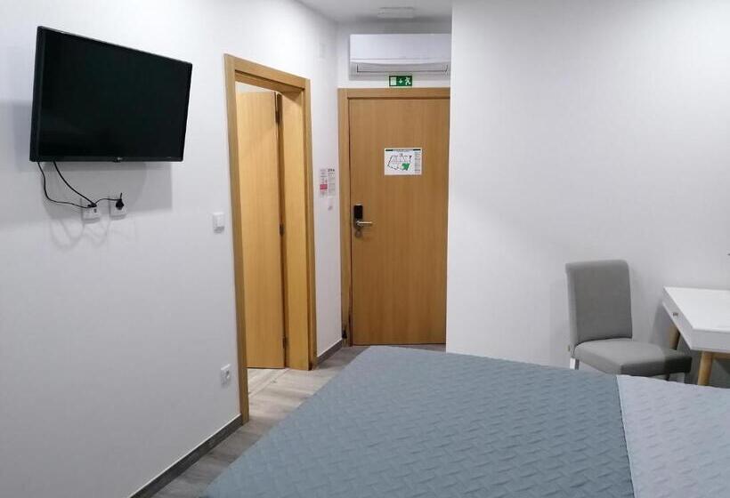 بنسيون Alojamento Girassol   Guest House   Quarto Com Casa De Banho Privativa