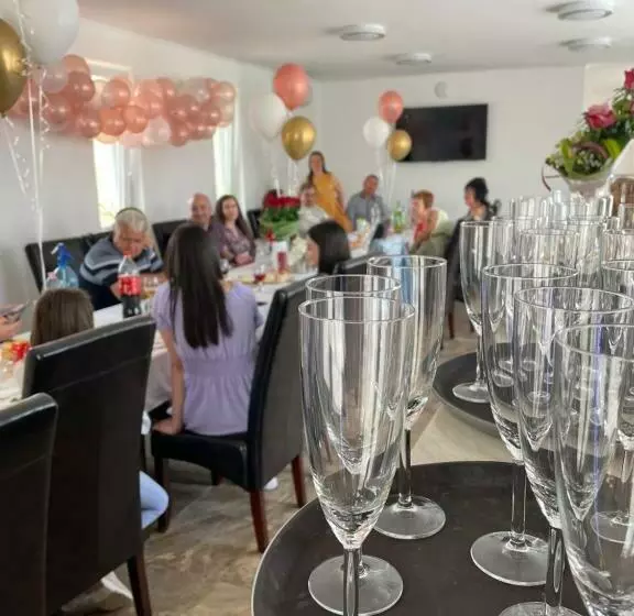 ペンション Bor Vendégház