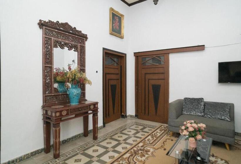 פנסיון Urbanview Hotel Griya Surya Malang By Reddoorz