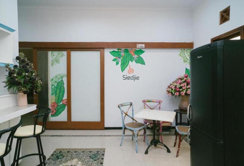 פנסיון Urbanview Hotel Griya Surya Malang By Reddoorz