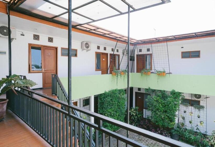 פנסיון Urbanview Hotel Griya Surya Malang By Reddoorz