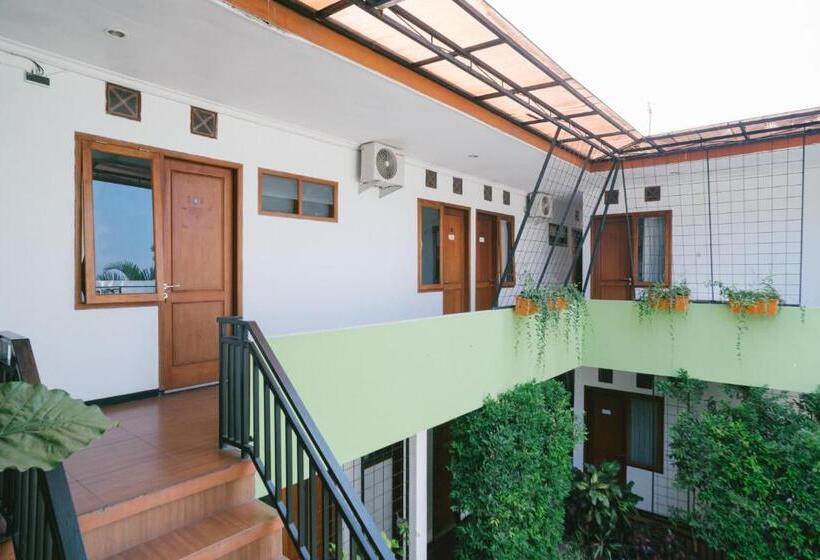 פנסיון Urbanview Hotel Griya Surya Malang By Reddoorz