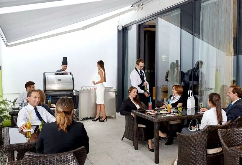 هتل Occidental Praha Five