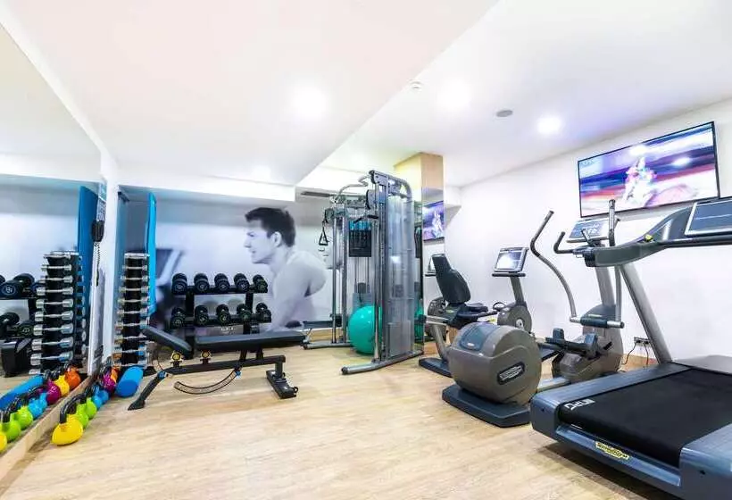 هتل Occidental Praha Five