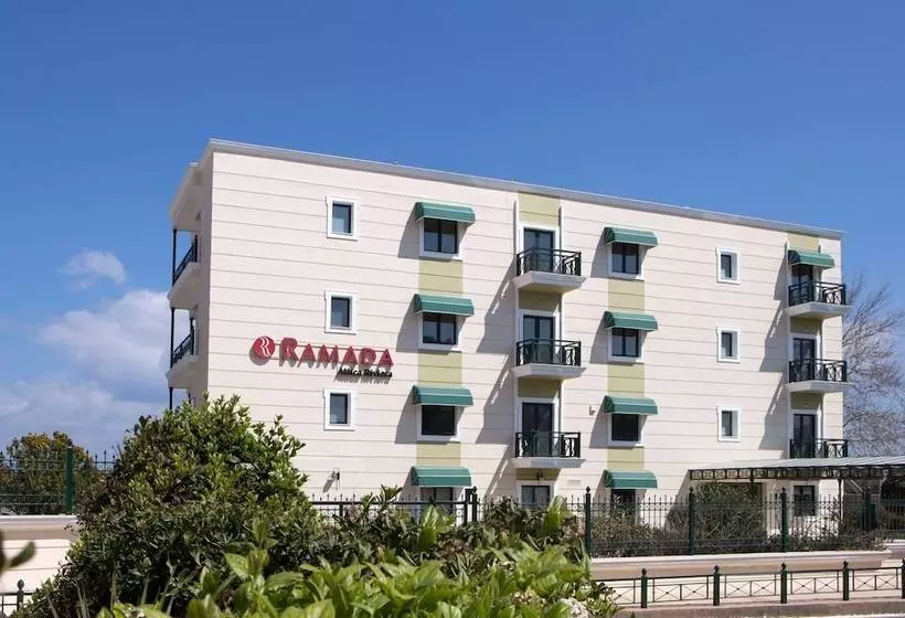 ホテル Ramada by Wyndham, Athens Club Attica Riviera
