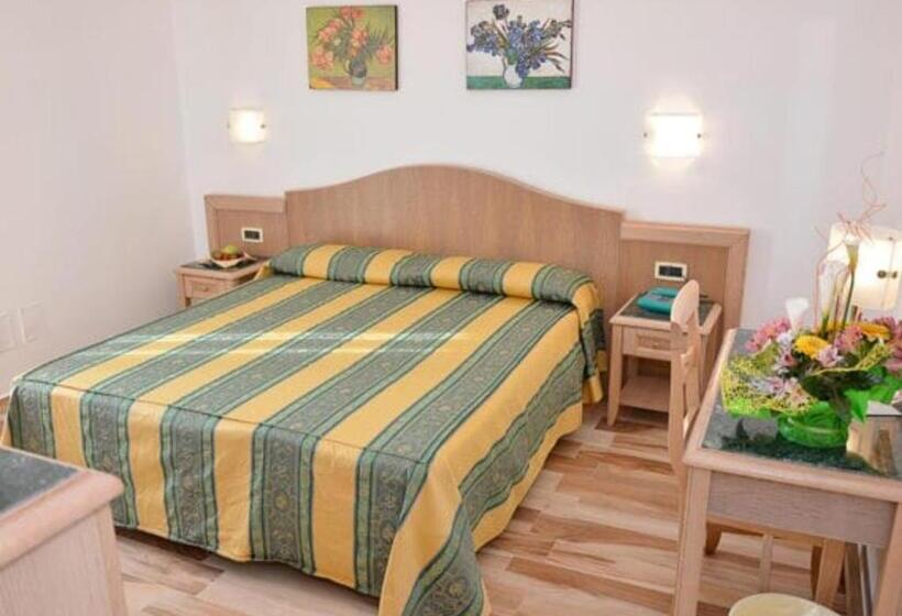 Отель Thàlas Club