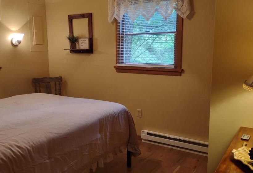 فندق Cozy Creek Cottages