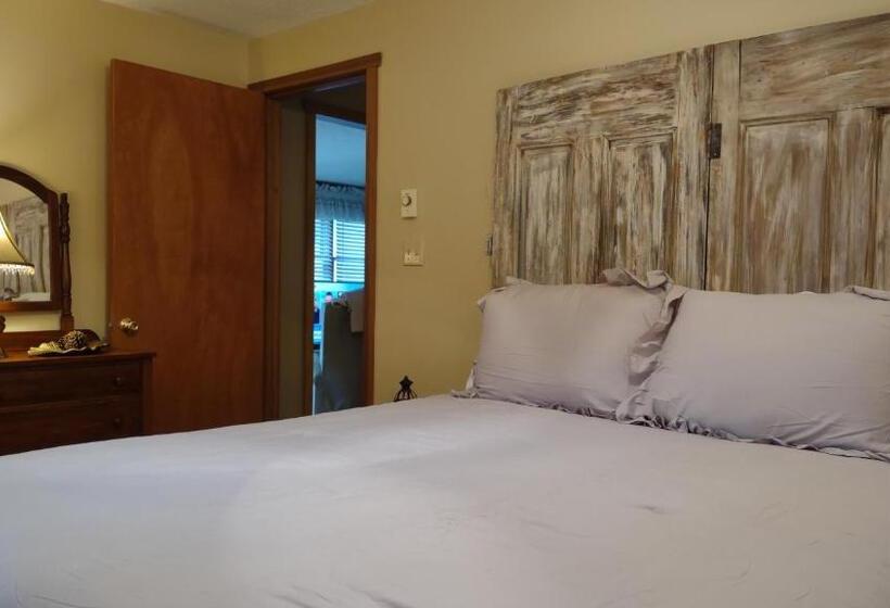 فندق Cozy Creek Cottages