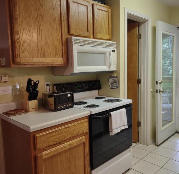 فندق Cozy Creek Cottages