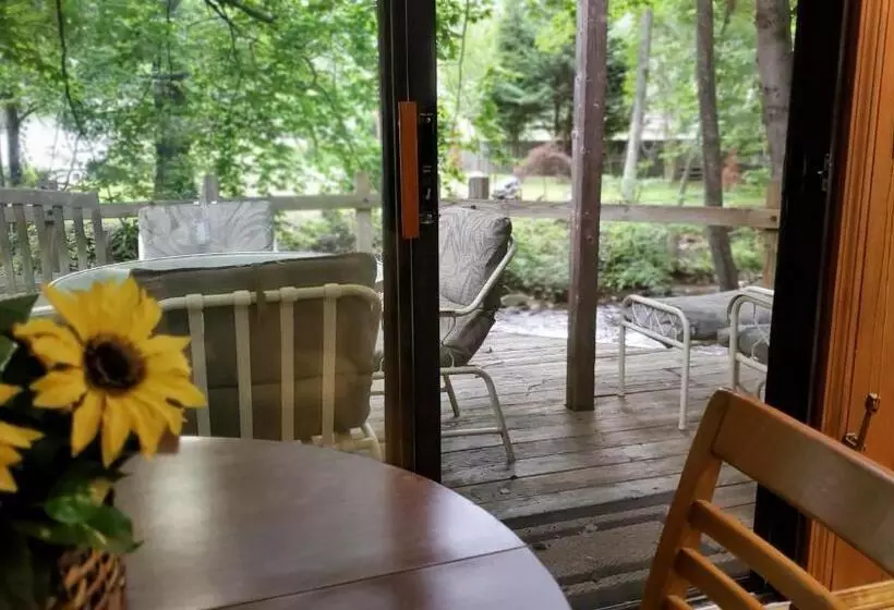 ホテル Cozy Creek Cottages