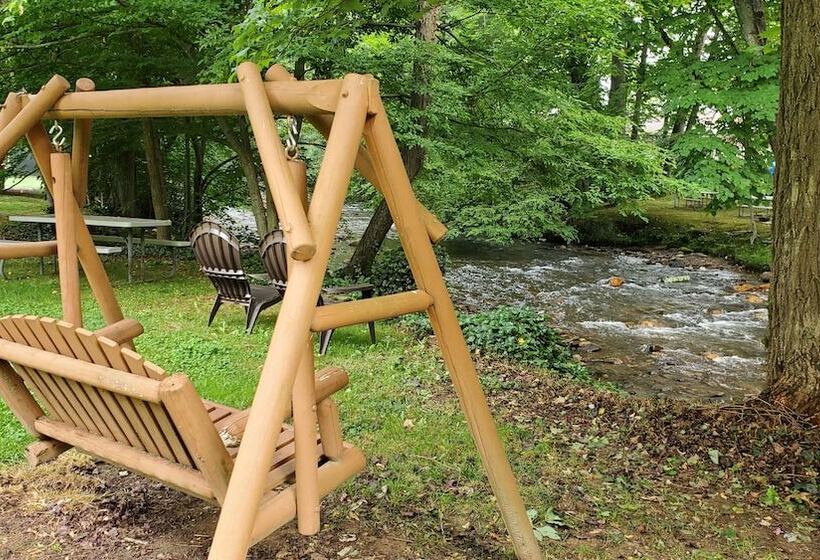 فندق Cozy Creek Cottages