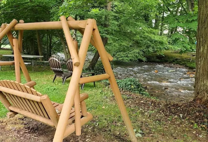 ホテル Cozy Creek Cottages
