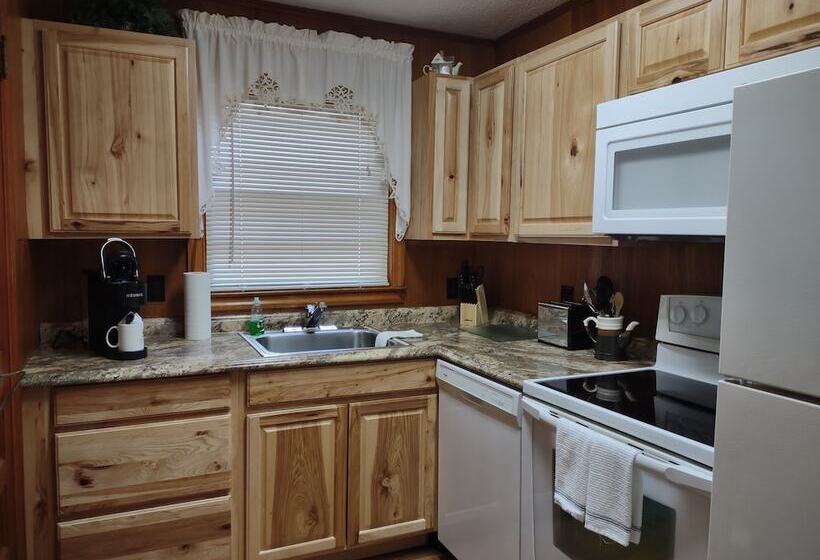 فندق Cozy Creek Cottages