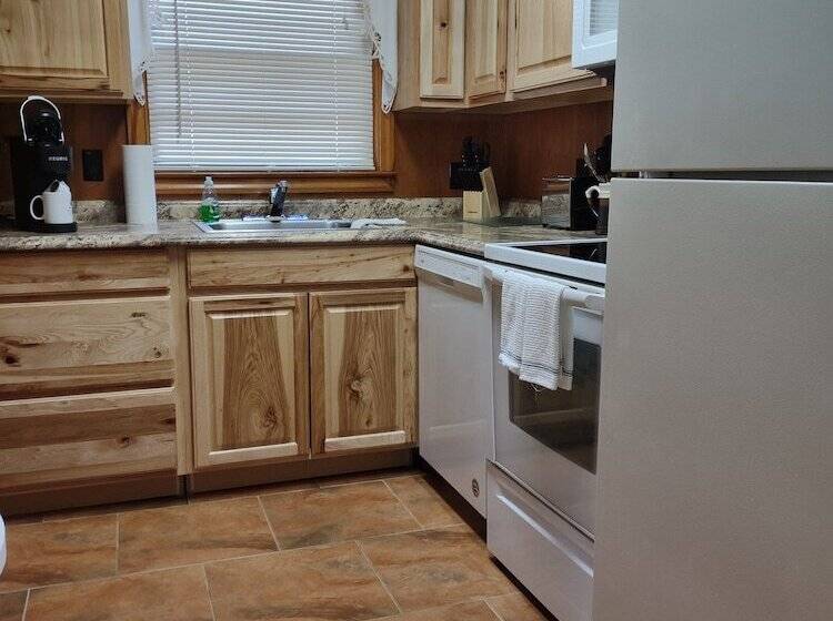 فندق Cozy Creek Cottages