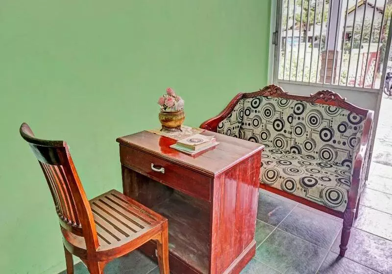 Hotelli Spot On 90537 De Wisma Emas