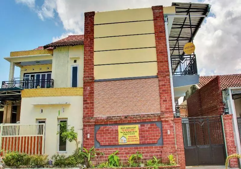 Hotelli Spot On 90537 De Wisma Emas