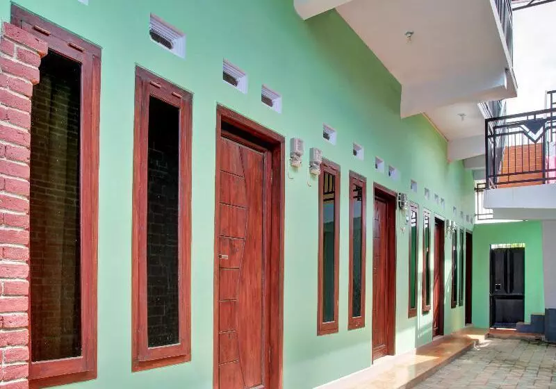 Hotelli Spot On 90537 De Wisma Emas