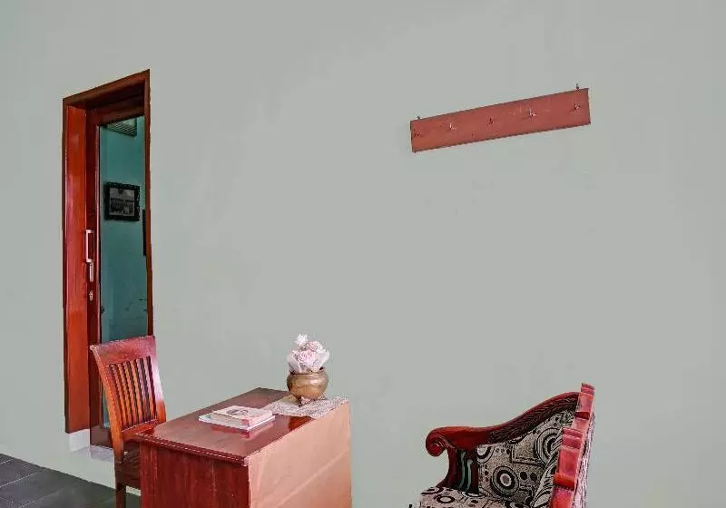 Hotelli Spot On 90537 De Wisma Emas