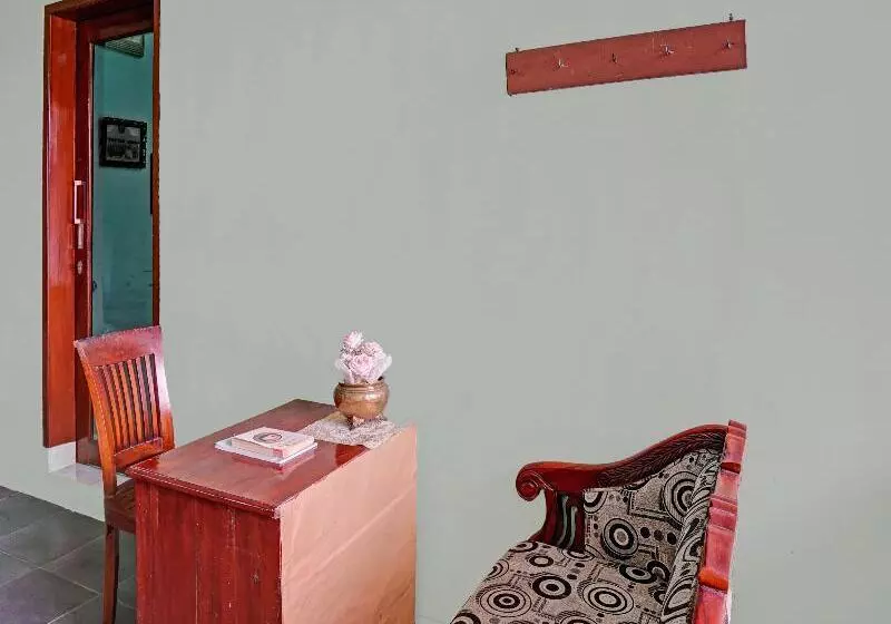 Hotelli Spot On 90537 De Wisma Emas