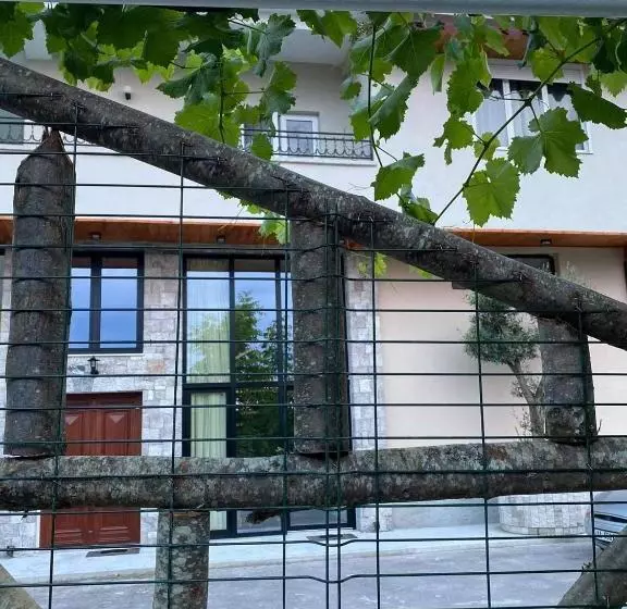 ペンション Bujtina Gjyshi Ilo