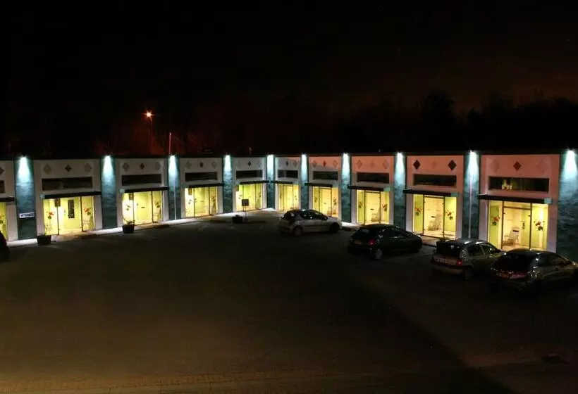 ホテル Hôtel Restaurant Caribou