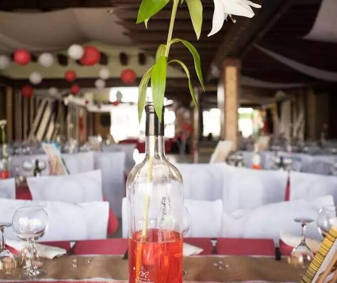 ホテル Hôtel Restaurant Caribou