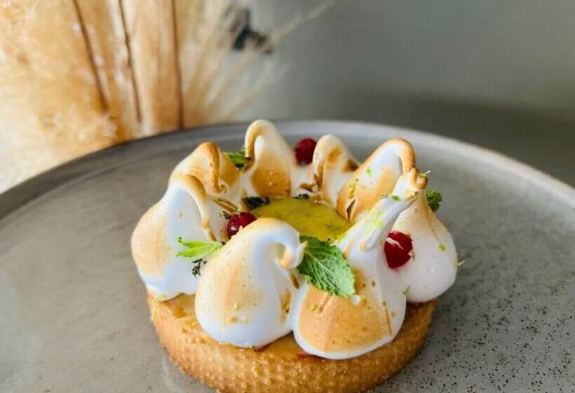 Отель Hôtel Spa Restaurant La Madrague