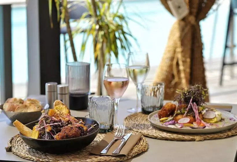 Отель Hôtel Spa Restaurant La Madrague