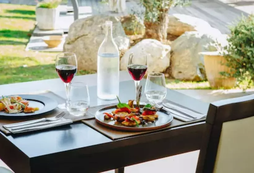 Отель Hôtel Spa Restaurant La Madrague