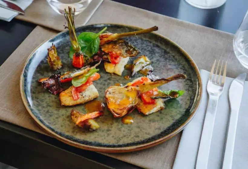 Отель Hôtel Spa Restaurant La Madrague