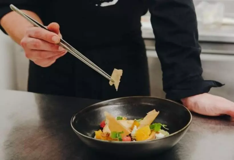 Отель Hôtel Spa Restaurant La Madrague