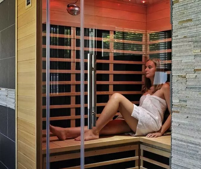 Отель Hôtel Spa Restaurant La Madrague