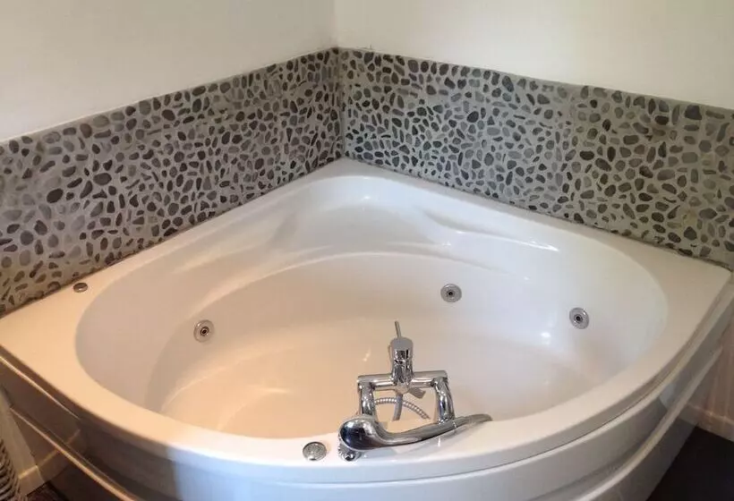 Отель L Aunette Cottage