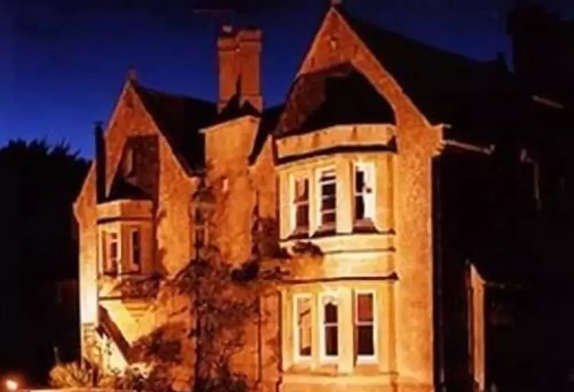 민박 Burcombe Manor