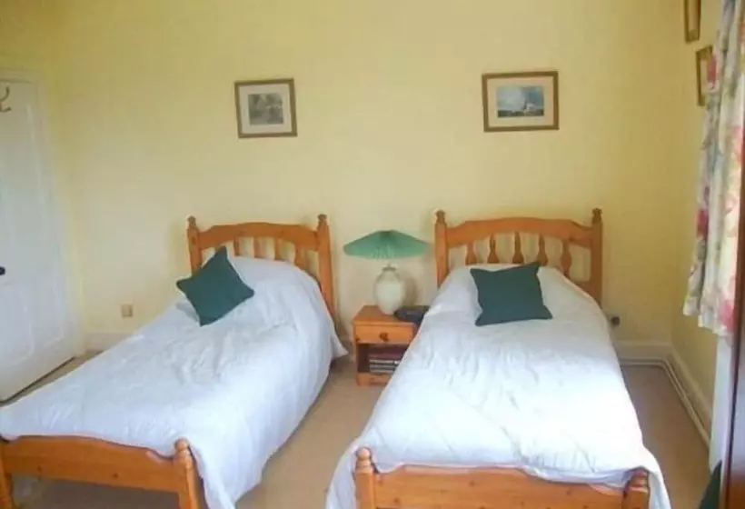 민박 Burcombe Manor