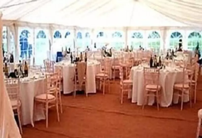 민박 Burcombe Manor