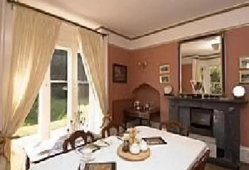 민박 Burcombe Manor