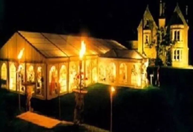 민박 Burcombe Manor