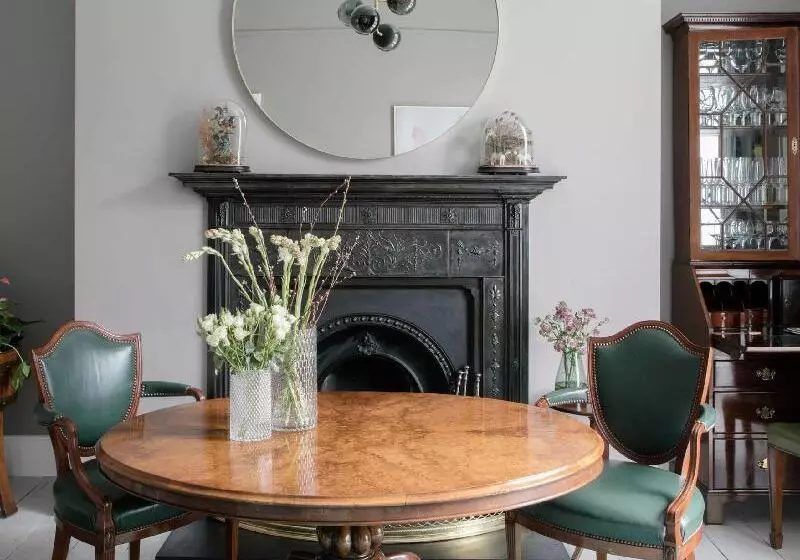 בית מלון כפרי Pembroke Hall