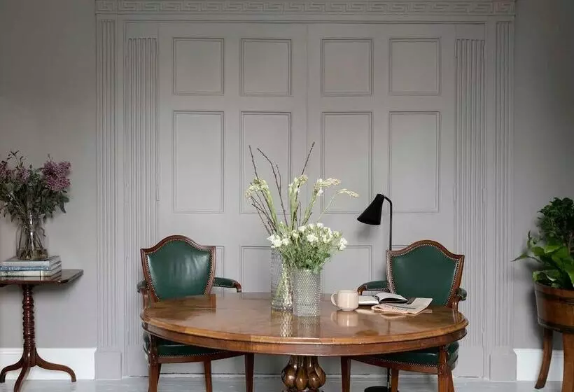 בית מלון כפרי Pembroke Hall