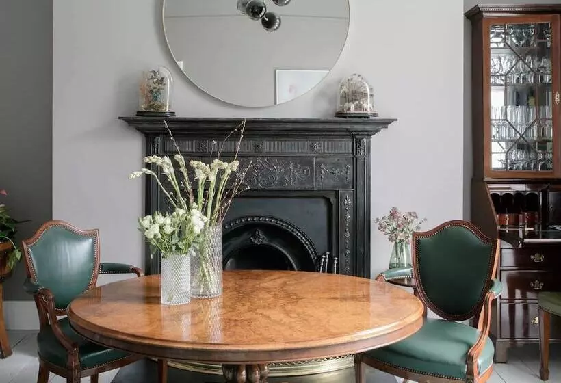 בית מלון כפרי Pembroke Hall