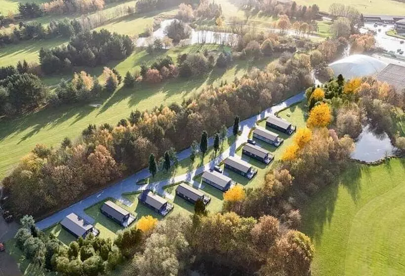 هتل The Essex Golf & Country Club