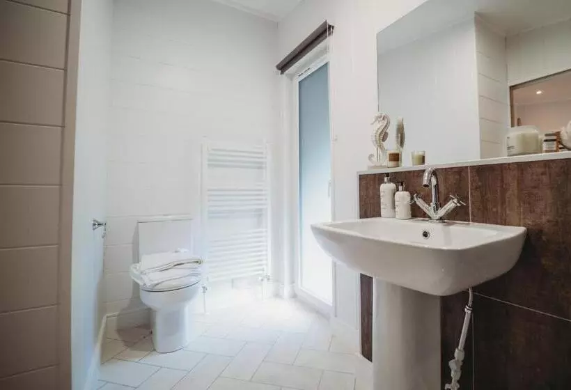 هتل The Essex Golf & Country Club