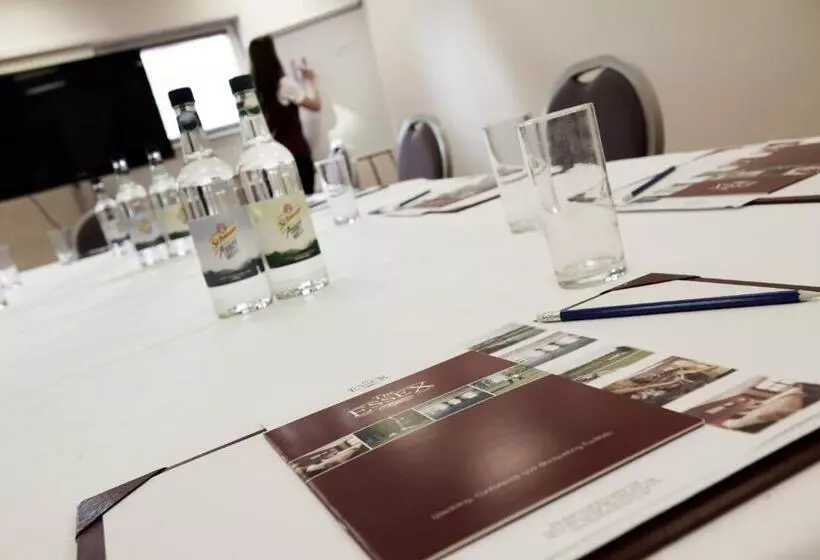 هتل The Essex Golf & Country Club